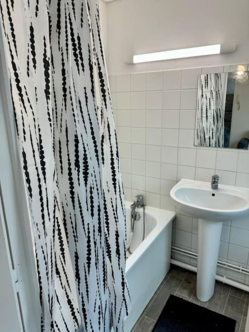 Superbe Appartement Tres Calme Et Confortable Reims Bagian luar foto
